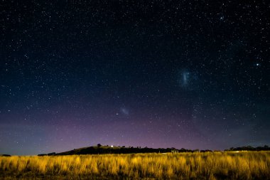Aurora Australis, Blayney, Central West, NSW, Avustralya 'da başlarken kırsal gökyüzü yıldızlarla doluydu..