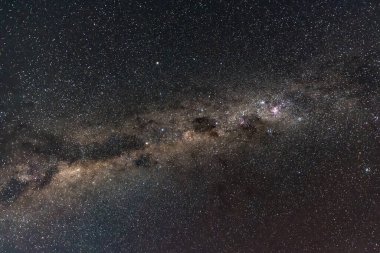 Samanyolu 'nun gece gökyüzü Blayney, Orta Batı, NSW, Avustralya' da yıldızlarla doluydu..