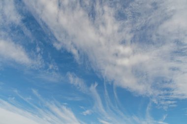 Avustralya, NSW 'nin orta batısındaki Blayney üzerinde buz gibi mavi sabah gökyüzünde buz kristallerinden oluşan sirus ve sirroküloz bulutları..