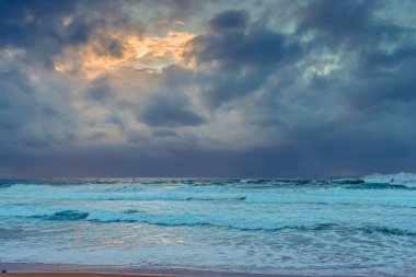 Sydney, NSW ve Avustralya 'nın kuzey sahillerinde Avalon' da yağmur bulutlarıyla sörf yapmak..