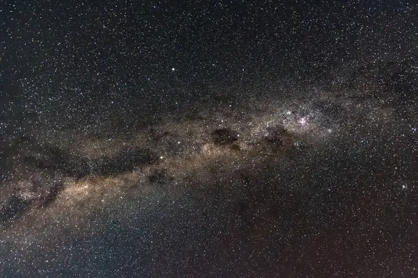 Samanyolu 'nun gece gökyüzü Blayney, Orta Batı, NSW, Avustralya' da yıldızlarla doluydu..