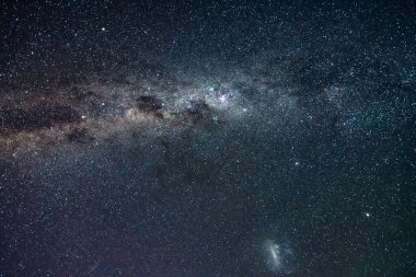 Samanyolu 'nun gece gökyüzü Blayney, Orta Batı, NSW, Avustralya' da yıldızlarla doluydu..