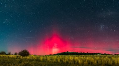 Güney Işıkları - Aurora Australis ve gece gökyüzü Blayney, Orta Batı, NSW, Avustralya 'da yıldızlarla dolu.