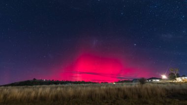 Güney Işıkları - Aurora Australis ve gece gökyüzü Blayney, Orta Batı, NSW, Avustralya 'da yıldızlarla dolu.