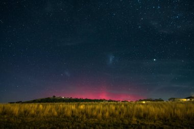 Güney Işıkları - Aurora Australis ve gece gökyüzü Blayney, Orta Batı, NSW, Avustralya 'da yıldızlarla dolu.