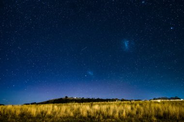 Samanyolu 'nun gece gökyüzü Blayney, Orta Batı, NSW, Avustralya' da yıldızlarla doluydu..