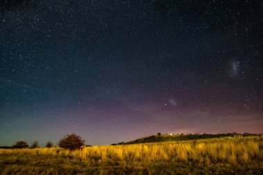 Güney Işıkları - Aurora Australis ve gece gökyüzü Blayney, Orta Batı, NSW, Avustralya 'da yıldızlarla dolu.