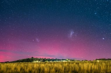 Güney Işıkları - Aurora Australis ve gece gökyüzü Blayney, Orta Batı, NSW, Avustralya 'da yıldızlarla dolu.