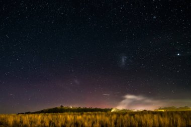 Güney Işıkları - Aurora Australis ve gece gökyüzü Blayney, Orta Batı, NSW, Avustralya 'da yıldızlarla dolu.