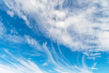 Avustralya, NSW 'nin orta batısındaki Blayney üzerinde buz gibi mavi sabah gökyüzünde buz kristallerinden oluşan sirus ve sirroküloz bulutları..