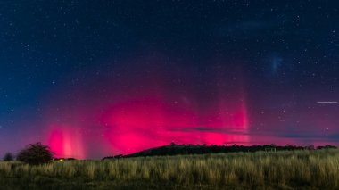 Güney Işıkları - Aurora Australis ve gece gökyüzü Blayney, Orta Batı, NSW, Avustralya 'da yıldızlarla dolu.