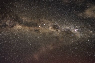 Güney Işıkları - Aurora Australis ve Samanyolu gece gökyüzü Blayney, Orta Batı, NSW, Avustralya 'da yıldızlarla doldu.