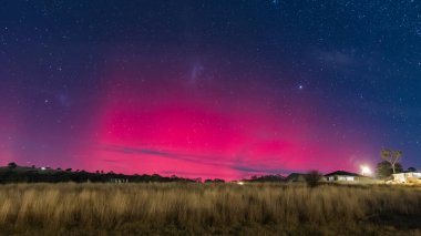 Güney Işıkları - Aurora Australis ve gece gökyüzü Blayney, Orta Batı, NSW, Avustralya 'da yıldızlarla dolu.