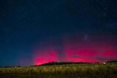 Güney Işıkları - Aurora Australis ve gece gökyüzü Blayney, Orta Batı, NSW, Avustralya 'da yıldızlarla dolu.