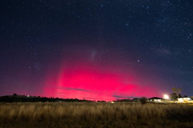 Güney Işıkları - Aurora Australis ve gece gökyüzü Blayney, Orta Batı, NSW, Avustralya 'da yıldızlarla dolu.