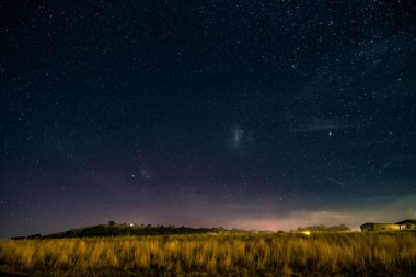 Güney Işıkları - Aurora Australis ve gece gökyüzü Blayney, Orta Batı, NSW, Avustralya 'da yıldızlarla dolu.