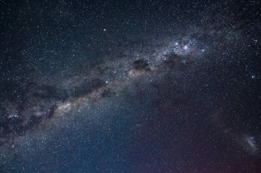 Samanyolu 'nun gece gökyüzü Blayney, Orta Batı, NSW, Avustralya' da yıldızlarla doluydu..