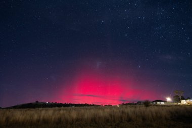 Güney Işıkları - Aurora Australis ve gece gökyüzü Blayney, Orta Batı, NSW, Avustralya 'da yıldızlarla dolu.