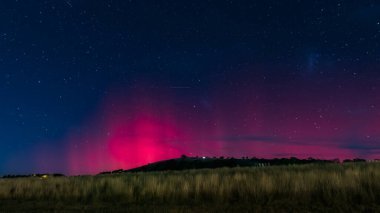 Güney Işıkları - Aurora Australis ve gece gökyüzü Blayney, Orta Batı, NSW, Avustralya 'da yıldızlarla dolu.