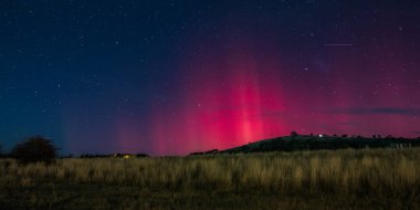 Güney Işıkları - Aurora Australis ve gece gökyüzü Blayney, Orta Batı, NSW, Avustralya 'da yıldızlarla dolu.