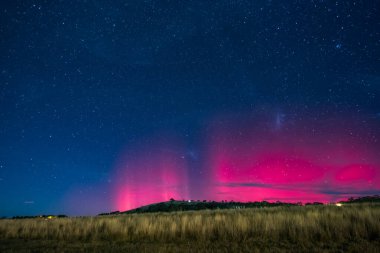 Güney Işıkları - Aurora Australis ve gece gökyüzü Blayney, Orta Batı, NSW, Avustralya 'da yıldızlarla dolu.