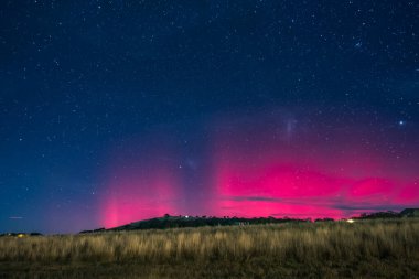 Güney Işıkları - Aurora Australis ve gece gökyüzü Blayney, Orta Batı, NSW, Avustralya 'da yıldızlarla dolu.