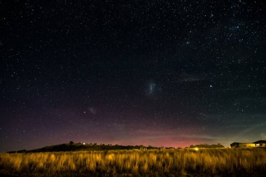 Güney Işıkları - Aurora Australis ve gece gökyüzü Blayney, Orta Batı, NSW, Avustralya 'da yıldızlarla dolu.