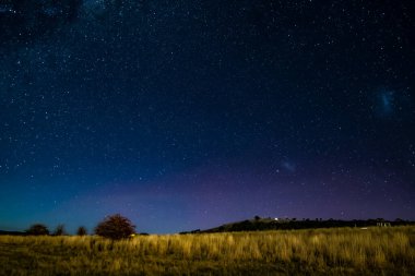 Aurora Australis, Blayney, Central West, NSW, Avustralya 'da başlarken kırsal gökyüzü yıldızlarla doluydu..