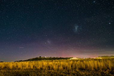 Güney Işıkları - Aurora Australis ve gece gökyüzü Blayney, Orta Batı, NSW, Avustralya 'da yıldızlarla dolu.