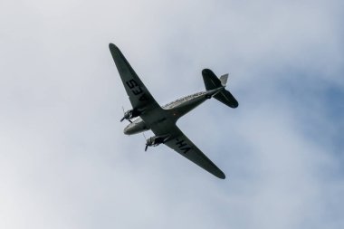 Restore edilen Douglas DC-3 / C-47 VH-AES Hawdon Sydney üzerinde uçuyor.
