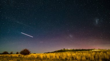 Güney Işıkları - Aurora Australis ve gece gökyüzü Blayney, Orta Batı, NSW, Avustralya 'da yıldızlarla dolu.