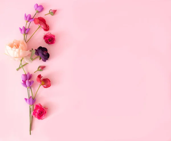 Pastel pembe arka planda pembe, eflatun ve kırmızı çiçekler. Doğum günü, düğün ya da nişan partisi davetiyesi ya da kartı için çiçek tasarımı. Düz yatıyordu. Boşluğu kopyala.