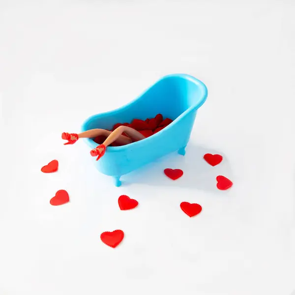 Mulheres Pernas Sapatos Vermelhos Emergindo Tubo Banho Azul Cheio Corações — Fotografia de Stock