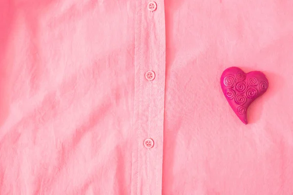 Coração Magenta Numa Camisa Cor Rosa Conceito Surreal Mínimo Para — Fotografia de Stock