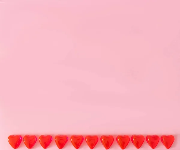 Corações Vermelhos Alinhados Parte Inferior Fundo Rosa Design Mínimo Dos — Fotografia de Stock