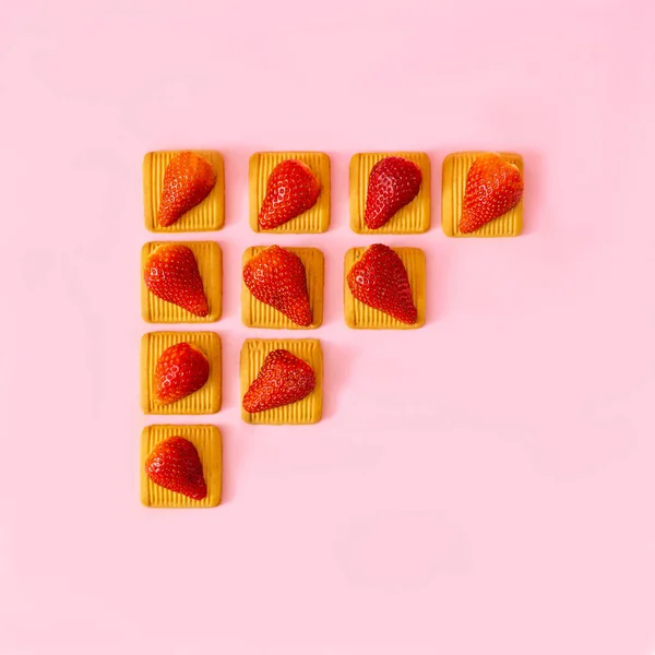Φρέσκες Φράουλες Μπισκότα Τοποθετημένα Τριγωνικό Σχέδιο Ροζ Φόντο Αντιγραφικό Χώρο — Φωτογραφία Αρχείου