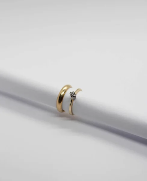 Свадебные Кольца Золота Белом Фоне — стоковое фото