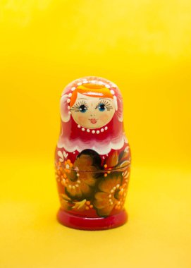 Sarı arka planda izole edilmiş Rus bebek yuvası.