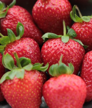 bir cam kase kırmızı çilek