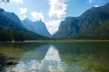 Panorama del meraviglioso Lago di Dobbiaco, Alto Adige, Italia, in una soleggiata giornata di fine state