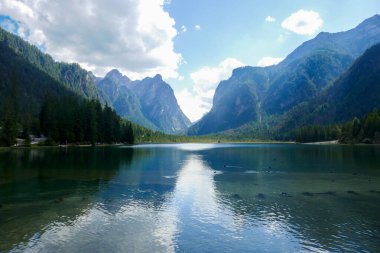 Panorama del meraviglioso Lago di Dobbiaco, Alto Adige, Italia, in una soleggiata giornata di fine state