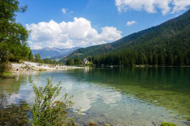 Panorama del meraviglioso Lago di Dobbiaco, Alto Adige, Italia, in una soleggiata giornata di fine state