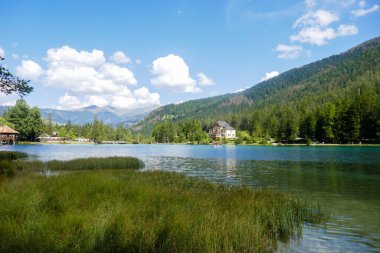 Panorama del meraviglioso Lago di Dobbiaco, Alto Adige, Italia, in una soleggiata giornata di fine state