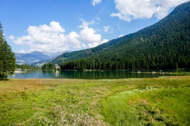 Panorama del meraviglioso Lago di Dobbiaco, Alto Adige, Italia, in una soleggiata giornata di fine state