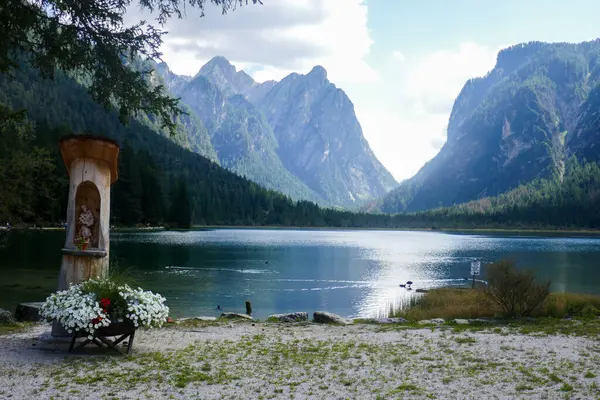 Panorama del meraviglioso Lago di Dobbiaco, Alto Adige, Italia, in una soleggiata giornata di fine state