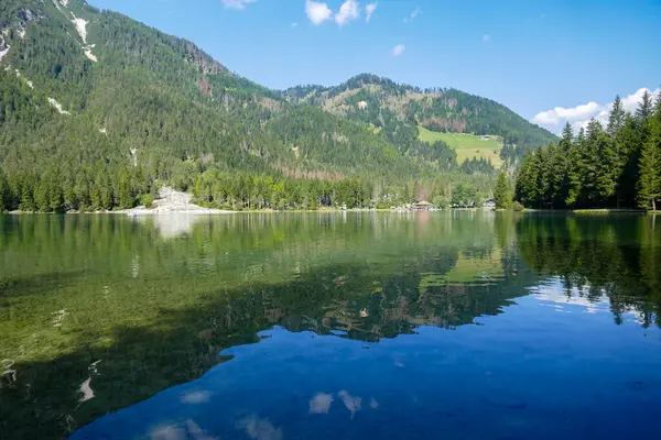 Panorama del meraviglioso Lago di Dobbiaco, Alto Adige, Italia, in una soleggiata giornata di fine state