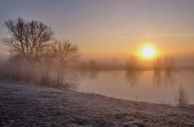 Gölde puslu sabah