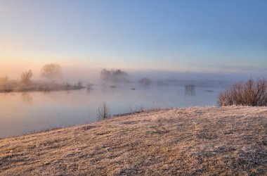 Gölde puslu sabah