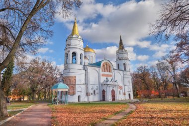 Sonbaharda parkta Şekil Değiştirme Katedrali