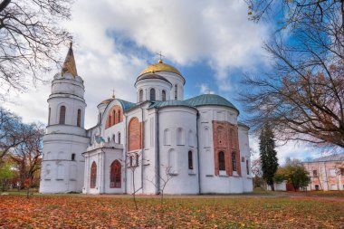 Sonbaharda parkta Şekil Değiştirme Katedrali